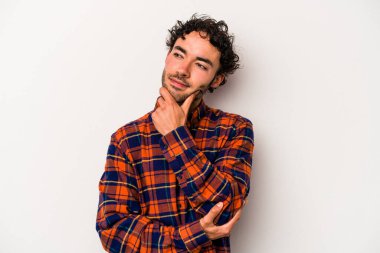 Beyaz arka planda soyutlanmış genç beyaz bir adam düşünüyor ve yukarı bakıyor, yansıtıyor, düşünüyor, hayal kuruyor..