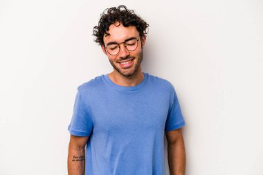 Beyaz arka planda izole edilmiş genç beyaz adam gülüyor ve gözlerini kapıyor, rahatlamış ve mutlu hissediyor..