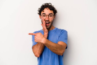 Beyaz arka planda izole edilmiş genç beyaz bir adam bir dedikodu söylüyor, bir haber sunuyor..