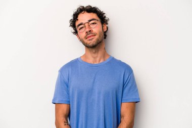 Beyaz arka planda soyutlanmış beyaz bir adam üzgün, ciddi bir yüz, mutsuz ve hoşnutsuz..