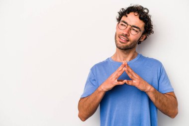 Kafkasyalı genç bir adam beyaz arka planda izole edildi. Aklında bir plan oluşturdu..