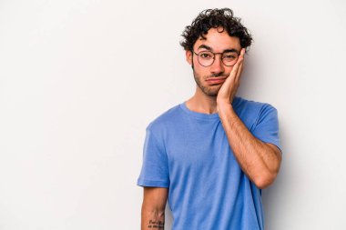 Beyaz arka planda izole edilmiş, üzgün ve dalgın hisseden genç beyaz bir adam fotokopi alanına bakıyor..