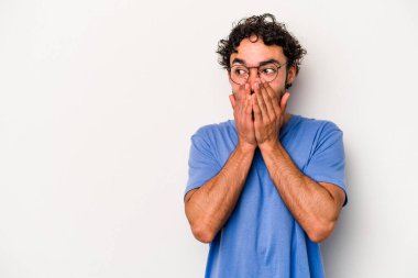 Beyaz arka planda izole edilmiş beyaz tenli genç adam ağzını eliyle kapatan bir fotokopi odasına bakıyor..