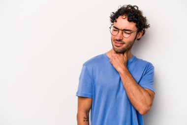 Beyaz arka planda izole edilmiş genç beyaz bir adam kafasının arkasına dokunuyor, düşünüyor ve bir seçim yapıyor..