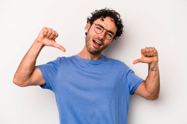 Beyaz arka planda izole edilmiş genç beyaz adam gururlu ve kendinden emin hissediyor, örnek olarak..