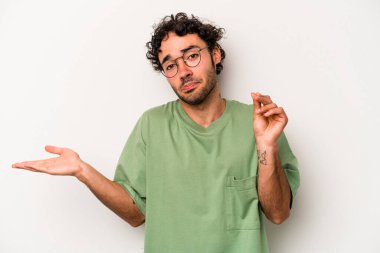 Beyaz arka planda izole genç beyaz adam onun hiç parası olmadığını gösteriyor.