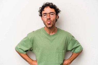 Beyaz arka planda izole edilmiş genç beyaz bir adam. Komik ve dost canlısı bir dil uzatıyor..