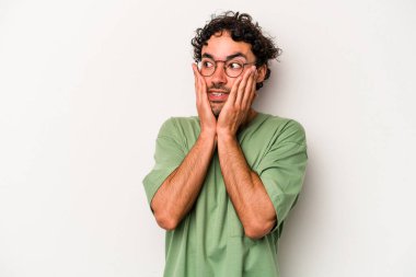 Beyaz arka planda izole edilmiş genç beyaz adam korkmuş ve korkmuş..