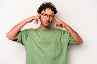 Beyaz arka planda izole edilmiş genç beyaz bir adam bir göreve odaklanmış, işaret parmaklarını işaret ediyor..