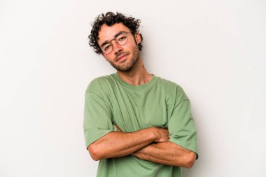 Beyaz arka planda izole edilmiş, sıkılmış, yorgun ve dinlenmeye ihtiyacı olan genç beyaz bir adam..