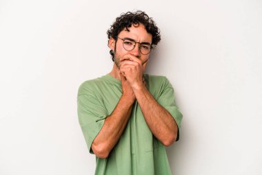 Beyaz arka planda izole edilmiş genç beyaz bir adam virüs veya enfeksiyon yüzünden boğazında ağrı hissediyor..