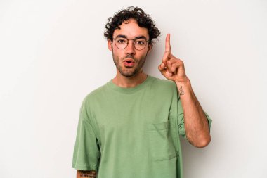 Beyaz arka planda izole edilmiş beyaz bir genç adam, yaratıcılık kavramı, harika bir fikre sahip..