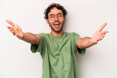 Beyaz arka planda izole edilmiş genç beyaz adam kameraya sarıldığı için kendinden emin hissediyor..