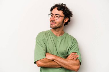 Beyaz arka planda izole genç beyaz adam gülüyor ve eğleniyor..