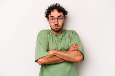 Beyaz arka planda izole olmuş beyaz tenli genç adamın yanakları şişer, yorgun bir ifadesi vardır. Yüz ifadesi kavramı.