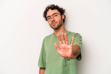 Beyaz arka planda izole genç beyaz adam yakın bir tehlike nedeniyle şoka uğruyor