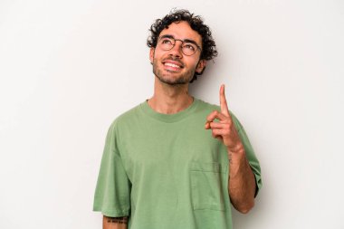 Beyaz arka planda izole genç beyaz adam işaret iki ön parmakları boş bir boşluk gösteren.