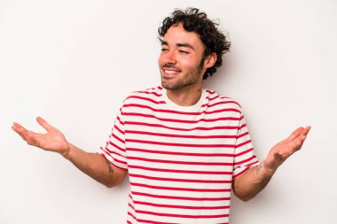 Beyaz arka planda izole edilmiş beyaz bir adam neşeli bir şekilde gülüyor. Mutluluk kavramı.