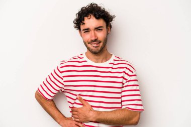 Beyaz arka planda karaciğer ağrısı çeken, karnı ağrıyan genç beyaz bir adam..