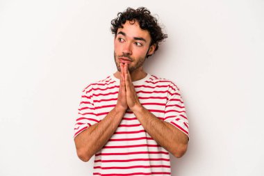 Beyaz arka planda izole edilmiş genç beyaz adam dua ediyor, bağlılık gösteriyor, dindar biri ilahi ilham arıyor..