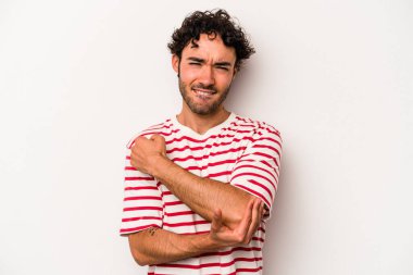 Beyaz arka planda izole edilmiş beyaz tenli genç bir adam kötü bir hareketin ardından acı çekiyor..