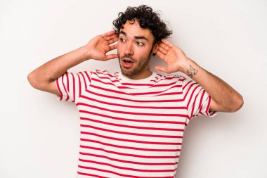 Beyaz arka planda izole olmuş genç beyaz bir adam çığlık atıyor, çok heyecanlı, tutkulu, bir şeyden memnun..