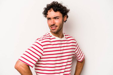 Beyaz arka planda izole edilmiş beyaz bir adam sırt ağrısı çekiyor..