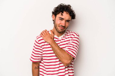 Beyaz arka planda izole edilmiş, omuz ağrısı olan genç beyaz bir adam..