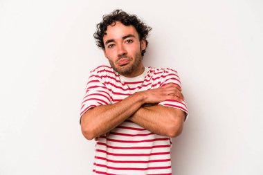 Beyaz arka planda izole edilmiş genç beyaz bir adam omuz silkiyor ve gözleri açık..