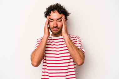 Beyaz arka planda izole edilmiş genç beyaz bir adam tapınaklara dokunuyor ve başı ağrıyor..
