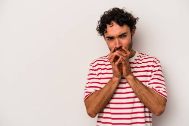 Kafkasyalı genç bir adam beyaz arka planda izole edildi. Aklında bir plan oluşturdu..