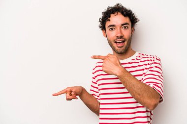 Beyaz arka planda izole edilmiş genç beyaz bir adam işaret parmağıyla işaret ettiği için heyecanlı..