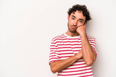 Beyaz arka planda izole edilmiş, üzgün ve dalgın hisseden genç beyaz bir adam fotokopi alanına bakıyor..