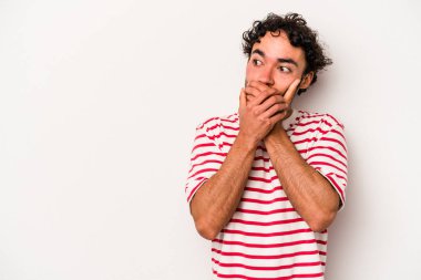 Beyaz arka planda izole edilmiş beyaz tenli genç adam ağzını eliyle kapatan bir fotokopi odasına bakıyor..