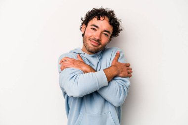 Beyaz arka planda izole edilmiş genç beyaz bir adam. Kucaklaşma, kaygısız gülümseme ve mutluluk..