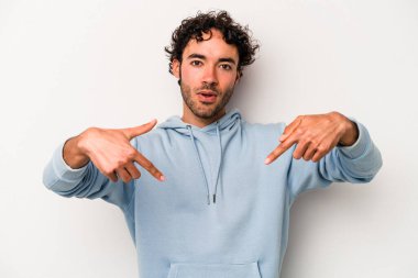 Beyaz arka planda izole edilmiş genç beyaz bir adam parmakları aşağıda, olumlu bir his var..