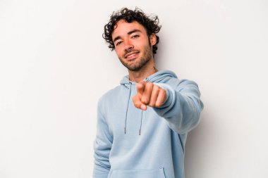 Beyaz arka planda soyutlanmış beyaz tenli genç adam öne bakan neşeli gülümsemeler..