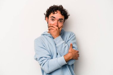 Beyaz arka planda izole edilmiş genç beyaz adam korkmuş ve korkmuş..