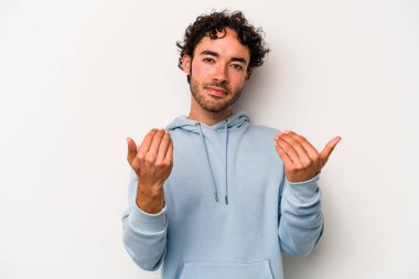 Beyaz arka planda izole edilmiş genç beyaz bir adam seni işaret ediyor. Sanki davet ediliyormuş gibi..
