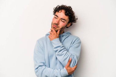 Beyaz arka planda izole edilmiş genç beyaz bir adam virüs veya enfeksiyon yüzünden boğazında ağrı hissediyor..