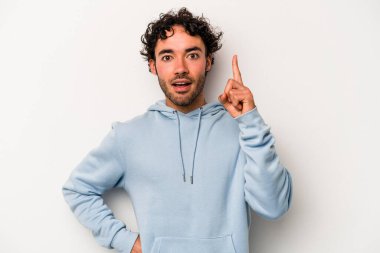 Beyaz arka planda izole genç beyaz adam bir fikri, ilham konsepti var.