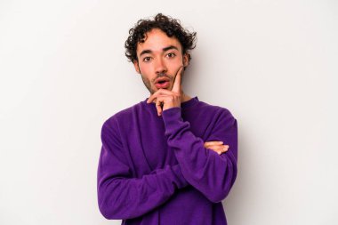 Beyaz arka planda izole edilmiş beyaz bir genç adam, yaratıcılık kavramı, harika bir fikre sahip..