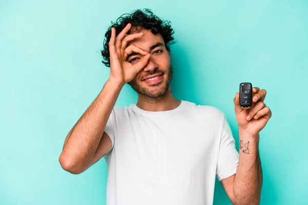 Young Caucasian Man Holding Car Keys Isolated Blue Background Excited — 스톡 사진