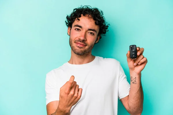 Young Caucasian Man Holding Car Keys Isolated Blue Background Pointing — 스톡 사진