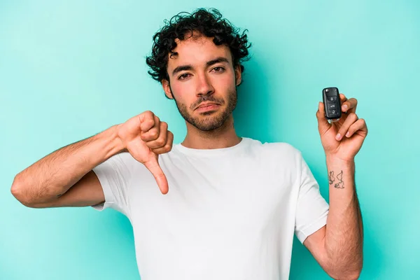 Young Caucasian Man Holding Car Keys Isolated Blue Background Showing — 스톡 사진