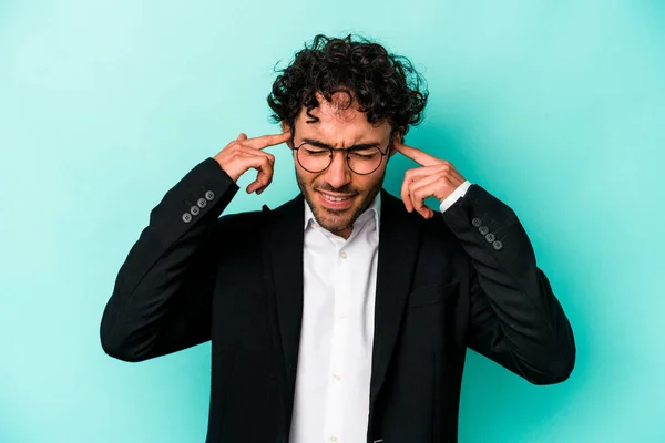 Jonge Blanke Zakenman Geïsoleerd Blauwe Achtergrond Bedekt Oren Met Handen — Stockfoto