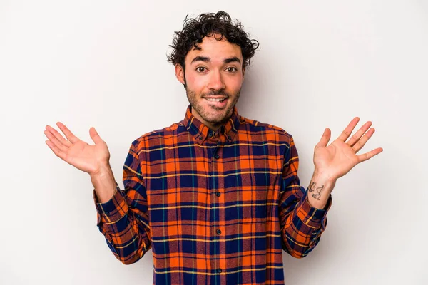 Beyaz arka planda izole edilmiş genç beyaz bir adam. Kafası karışmış ve omuz silkiyor. Kopya alanını tutmak için..