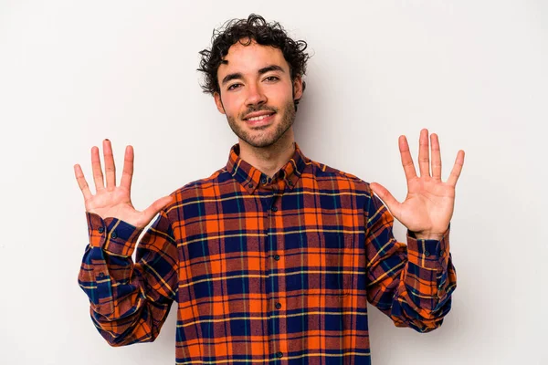 Beyaz arka planda izole edilmiş beyaz tenli genç adam on numarayı elleriyle gösteriyor..