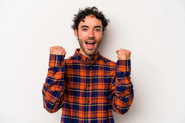 Beyaz arka planda izole edilmiş genç beyaz adam tasasız ve heyecanlı bir şekilde tezahürat yapıyor. Zafer konsepti.
