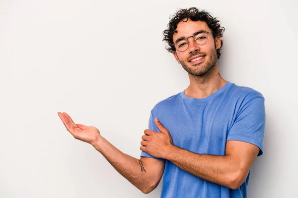 Jeune Homme Caucasien Isolé Sur Fond Blanc Montrant Espace Copie — Photo